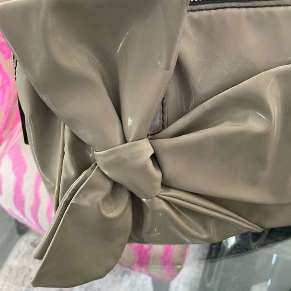 ♥️Valentino Garavani Patent Leather Bow Bag in Beige smaller top handle bag♥️